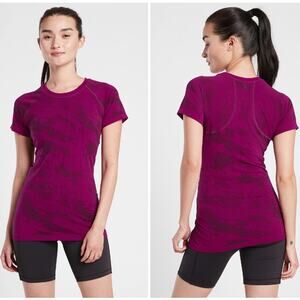 Athleta Momentum Camo Short Sleeve Tee Top Size XS Magnolia Purple Camo NEW